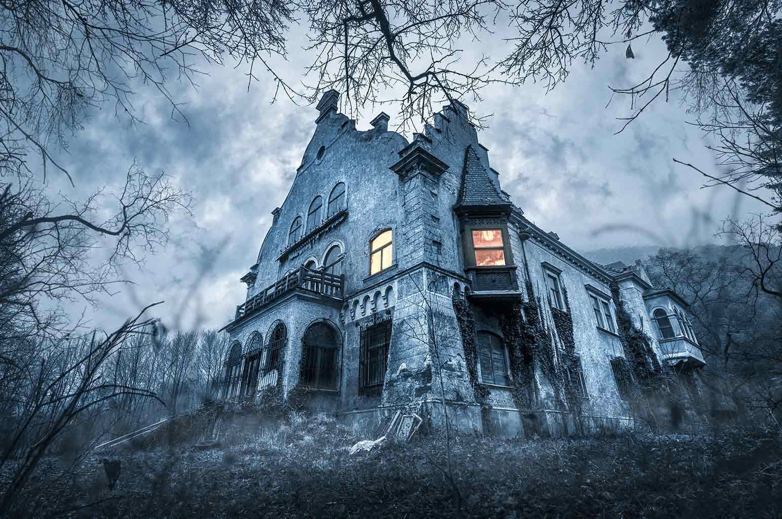 Хаунтед Хаус призрак. Викторианский особняк с привидениями. Страшный дом. Mysterious abandoned house game