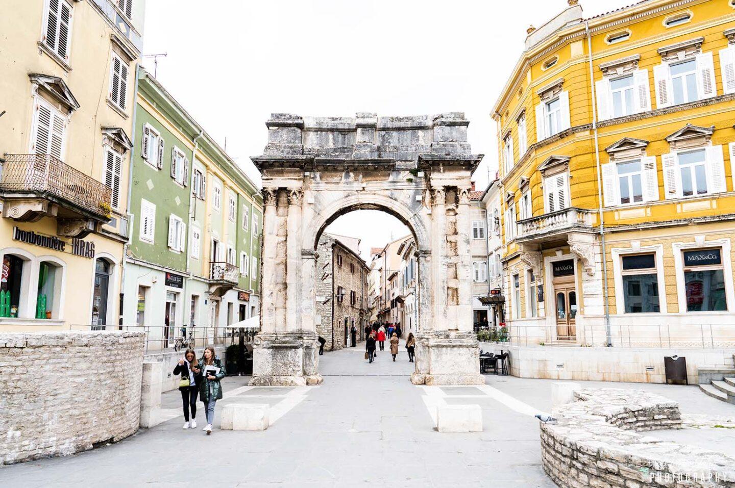 Arch of Sergi, Pula